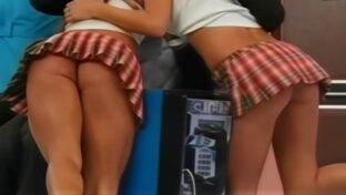 Las Mellizas Petardo de colegialas con el culo al aire en La Peluquería TV damageinc videos