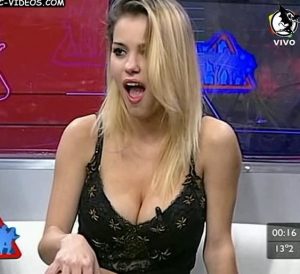 Mariana Diarco sexy in Animales Sueltos (hot cleavage)